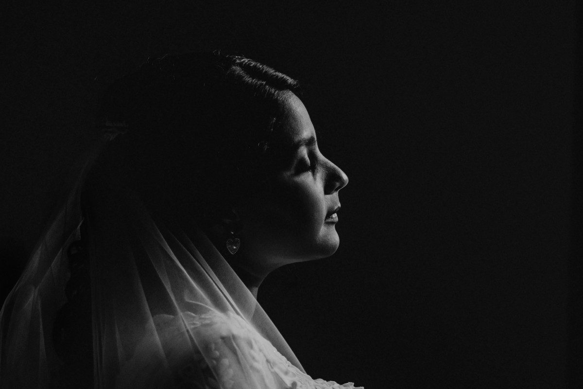 Perfil de la novia con velo, blanco y negro